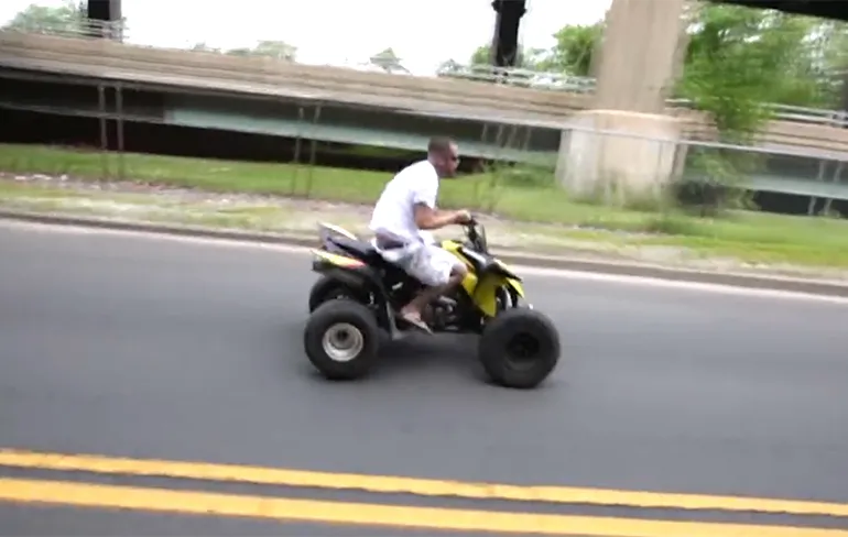 BAM! Waaghals op ATV ziet auto over het hoofd!