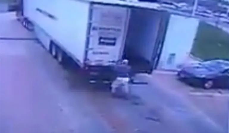 BAM! Wind slaat deur van truck in gezicht van chauffeur