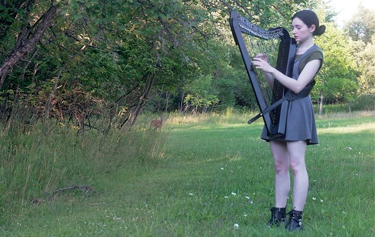 Bambi komt ook even genieten van harp meisje die The Sound of Silence speelt