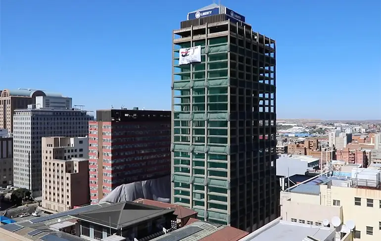 Bankgebouw van 108 meter hoog naar beneden gehaald, netjes!