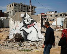 Banksy bezoekt Gazastrook en Best of Banksy