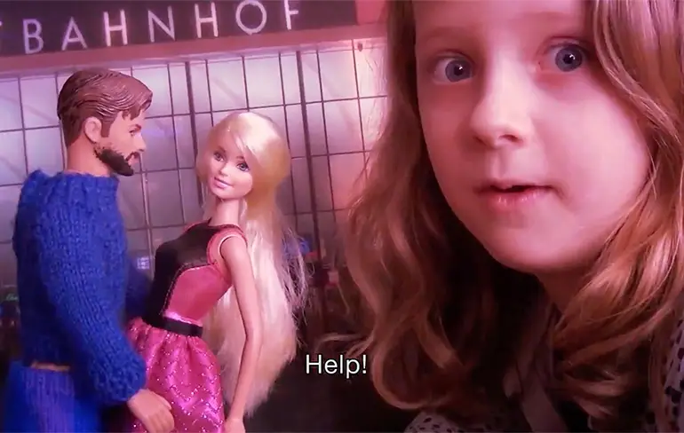 Barbie komt na ongeregeldheden in Keulen met Schlampen Barbie