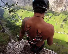 Base Jumpen met parachute aan je vlees...