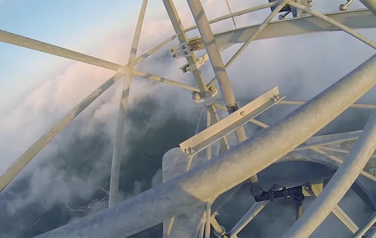 Basejumper doet dubbele front flip van radiotoren