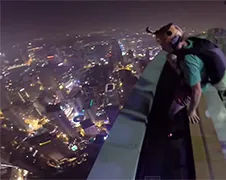 Basejumpers in Kuala Lumpur crashen Pool Party