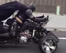 Batman gespot op snelweg in Japan...