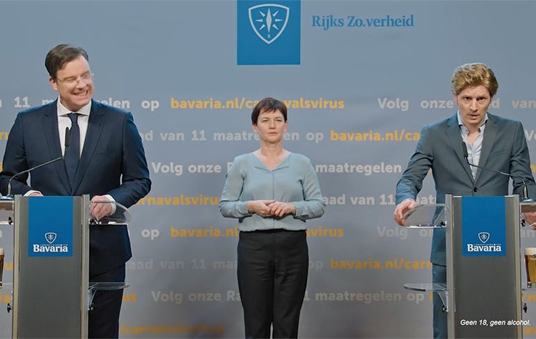 Bavaria neemt Rutte en de Jonge op de hak met persconferentie over carnaval