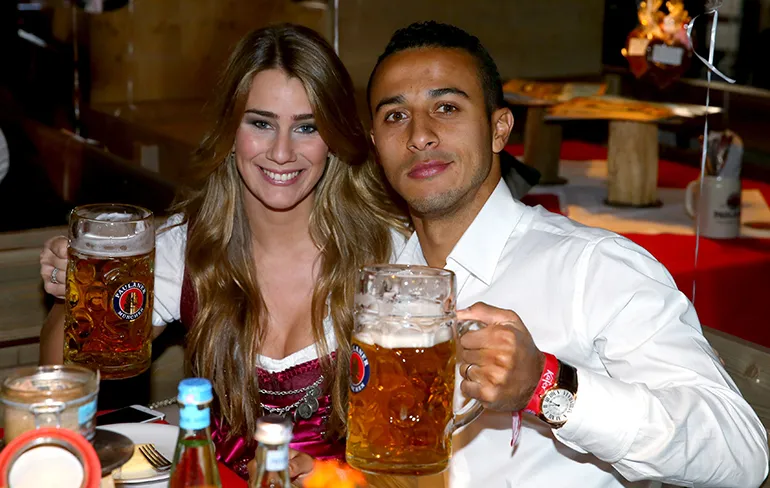 Bayern München-chicks schitteren op Oktoberfest