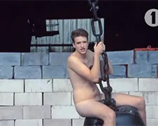 BBC DJ Greg James doet Wrecking Ball van Miley Cyrus