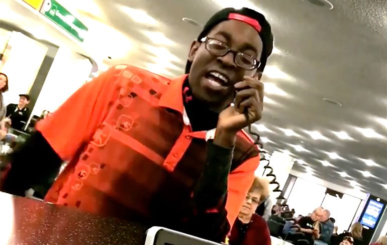 Beatboxer pakt zijn momentje op een vliegveld