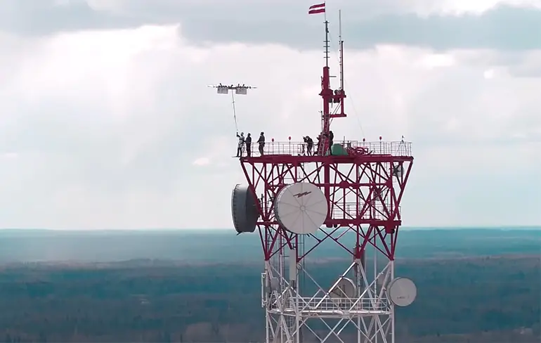 Bedrijf in Letland heeft drone waar je mee parachute kunt springen