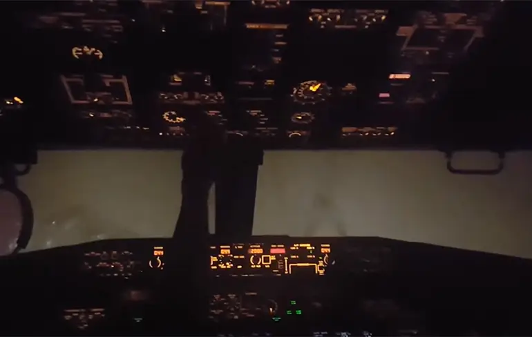 Beeld landing op LaGuardia Airport vanuit de cockpit tijdens stormachtig weer