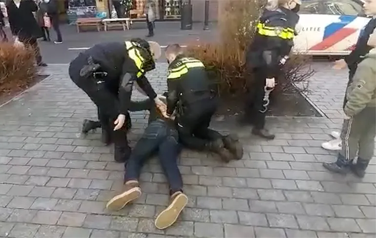 Beelden arrestatie zestal in Nunspeet voor weigeren mondkapje