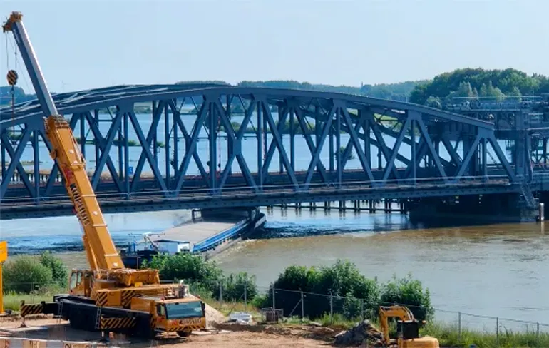 Oude IJsselbrug in Zutphen had het zwaar, ook botsing met binnenvaartschip