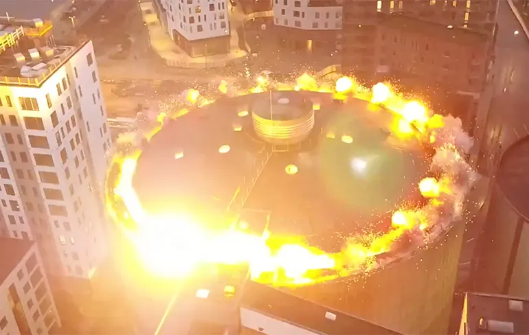 Beelden gecontroleerde ontploffing olie opslagtank in Denemarken