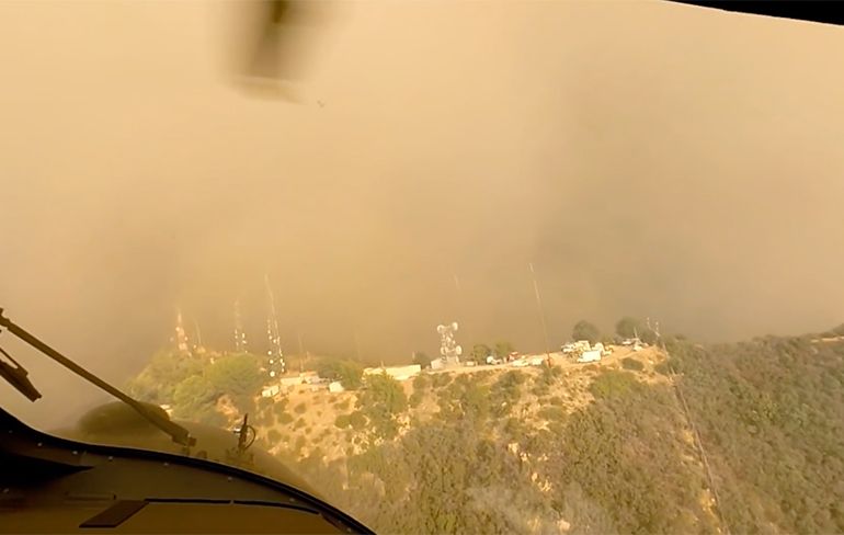 Beelden helikopter redt 3 mensen en een hond tijdens bosbranden