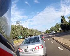 Beelden helmcamera Australische motorrijder van achter aangetikt...