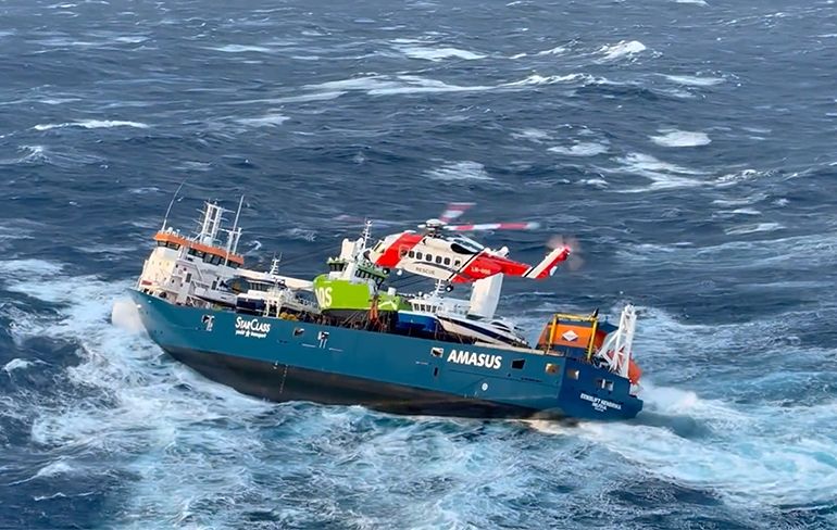 Beelden redding bemanningsleden van Nederlands vrachtschip Eemslift Hendrika