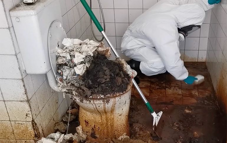 Beelden schoonmaker maakt badkamer schoon met 150 kilo poep in Amstelveen