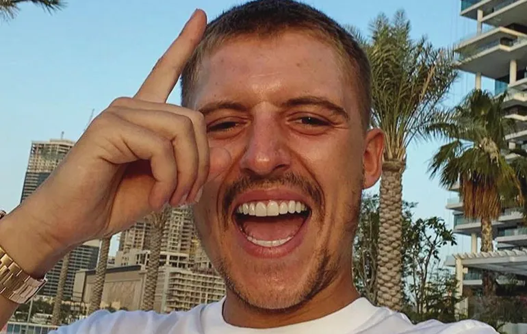 Beelden waarop Lil Kleine handboeien om heeft en onderweg is naar rechtbank