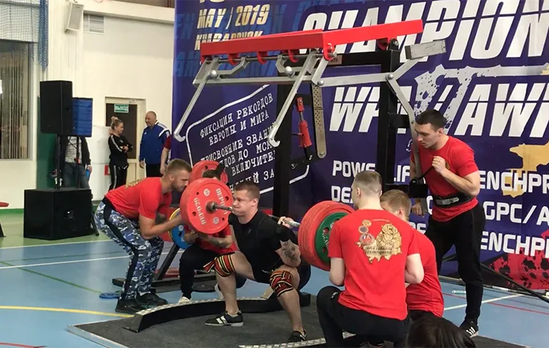 Been van powerlifter Yaroslav Radashkevich breekt in twee stukken