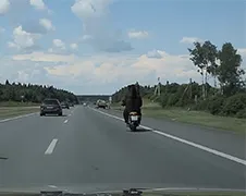 Beetje rare motorrijder in Rusland...