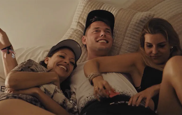 Bekijk de eerste aflevering van gewaagde serie Hot Summer