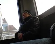 Belgische rukker vermaakt zich wel in bus...