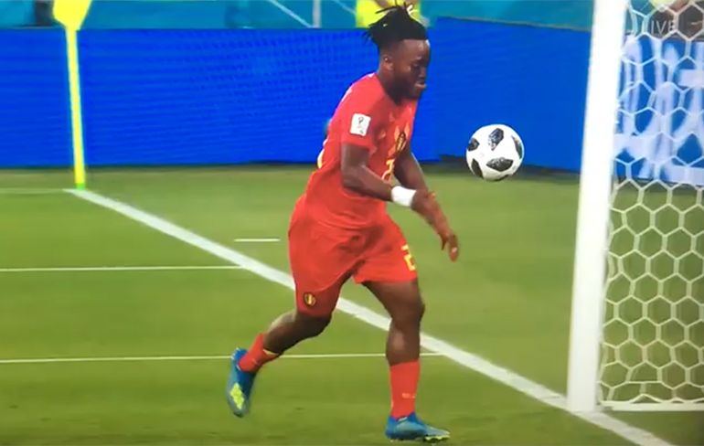 Belgische speler schopt bal tegen eigen kanis in wedstrijd tegen Engeland