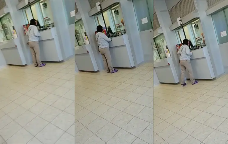 Belgische vrouw is een beetje boos bij een balie
