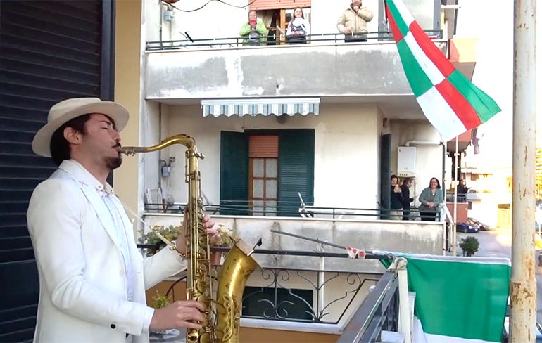 Bella Ciao op saxofoon tijdens lockdown optreden op balkon in Italië