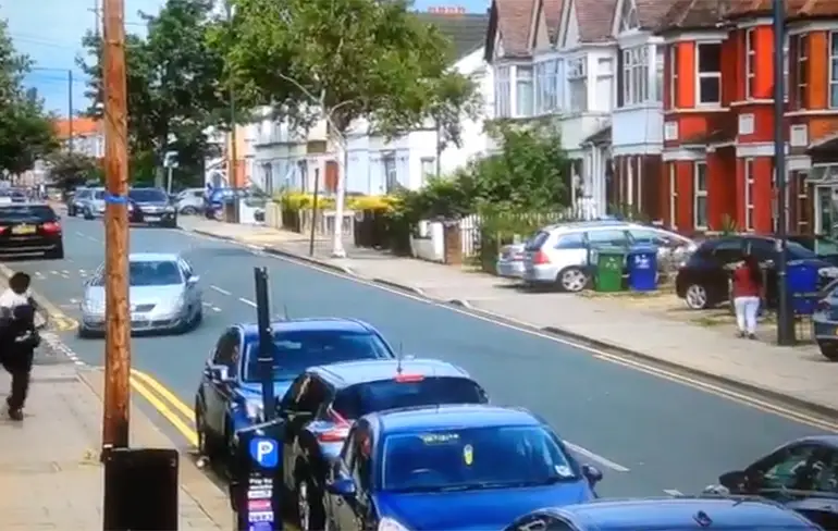 Bendelid probeert auto als wapen in te zetten tijdens gevecht in Londen