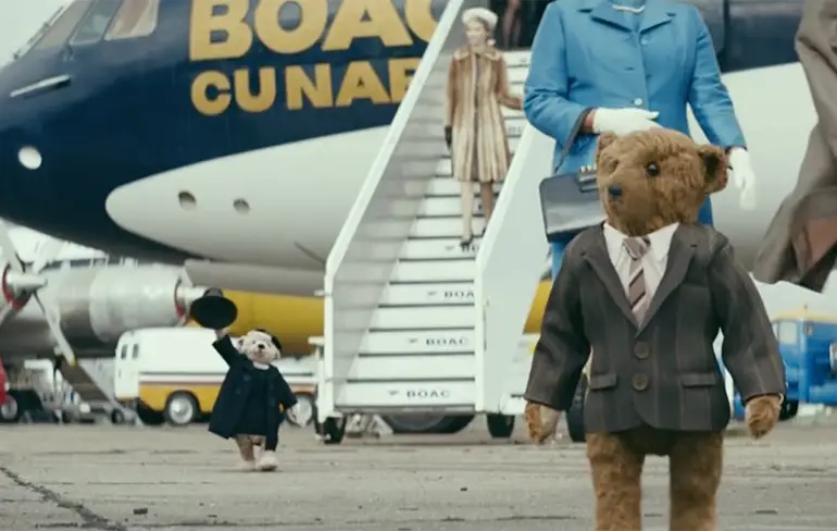 Beren zijn weer terug in Heathrow Airport feel good kerstcommercial