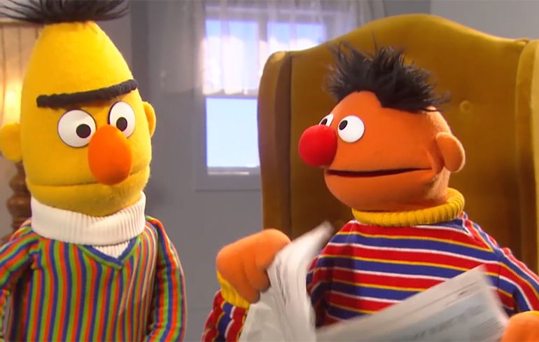 Bert en Ernie met de stemmen van Tiny en Lau