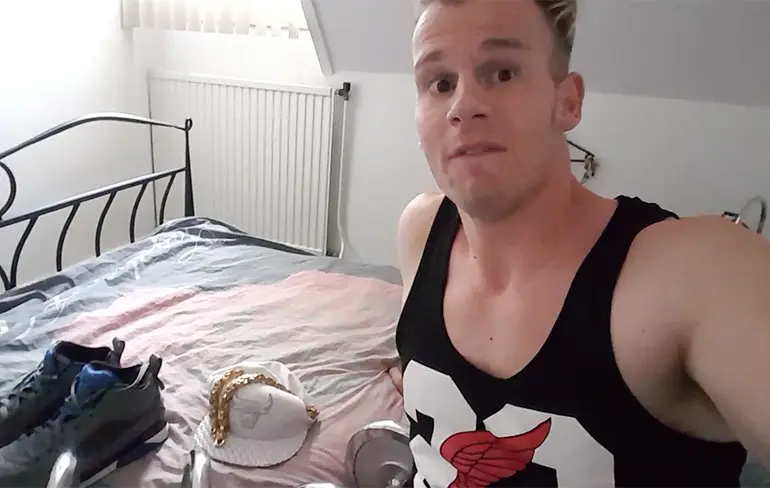 Bescherm je oma! Rapper Sjors wil met haar naar bed!