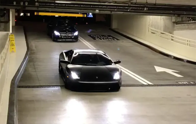 Besparen op parkeerkosten? Koop een Lambo!