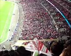 Beste papieren vliegtuigje ooit tijdens Engeland vs Peru