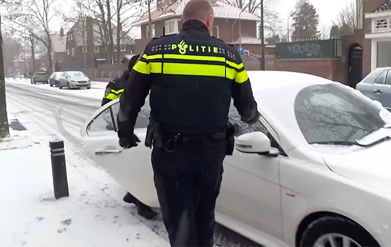 Beste stuurlui staan aan wal: Politie kansloos tegen agressieve Pool