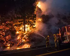 Bestrijden bosbranden Yosemite Park in beeld