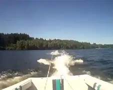 Bestuurder boot met waterskiër vergeet te kijken