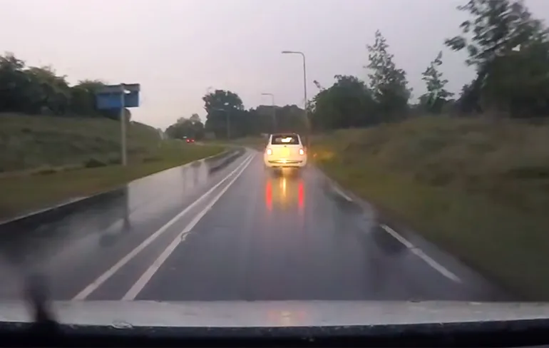 Bestuurder in Fiat 500 heeft wat moeite om politie voorrang te geven