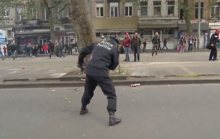 Betoger slaat Brusselse hoofdcommissaris Pierre Vandersmissen knock out