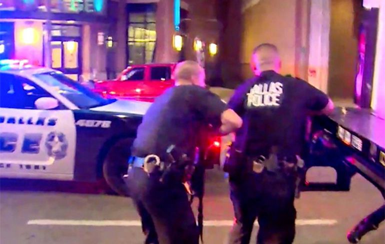 Betoging tegen politiegeweld in Dallas: Vijf agenten doodgeschoten
