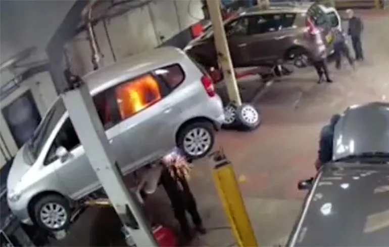 Beunhazen in Engelse Bradford proberen een uitlaat dicht te lassen