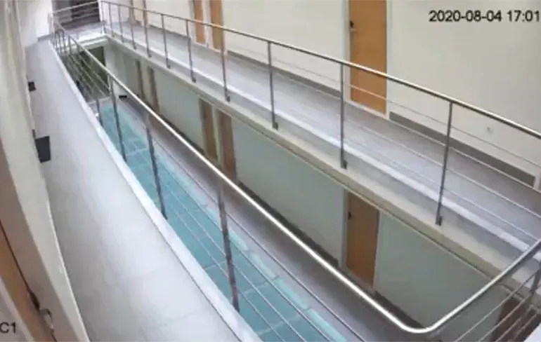 Beveiligingscamera in appartementencomplex laat impact explosie Beiroet zien