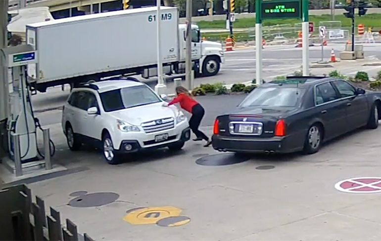 Bewakingsbeelden laten zien hoe vrouw probeert autodieven te stoppen