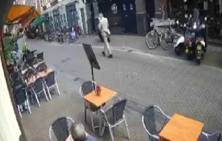 Bewakingsbeelden waarop Peter R. De Vries langs loopt en schoten zijn te horen