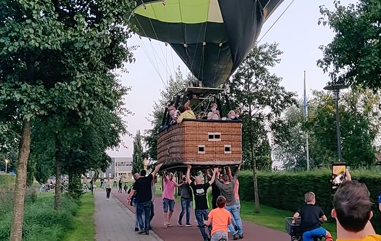 Bewoners in Nijkerk duwen luchtballon naar plek om veilige noodlanding te maken