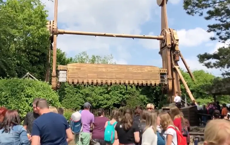 Bezoekers Walibi ondersteboven vast in attractie Buzzsaw
