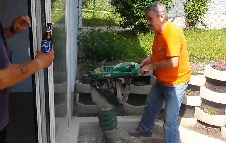 Biertje drinken met trilstamper is best moeilijk!
